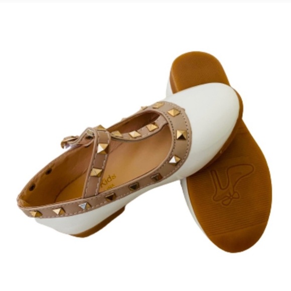 Stylish White Flat Shoes - Picture 3 of 3